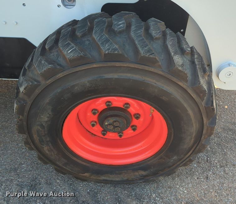 image for item KB9380 2005 Bobcat S250  skid steer loader