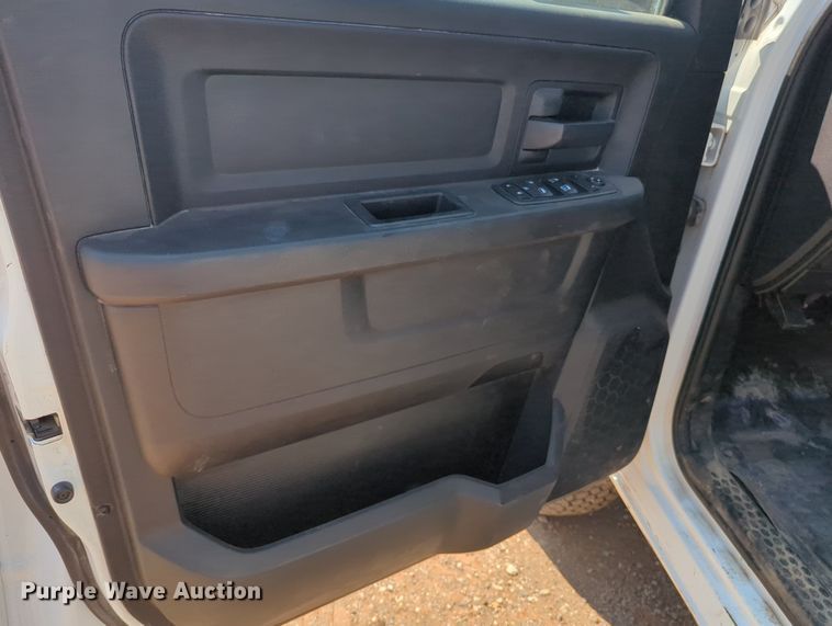 image for item KB9403 2018 Dodge Ram 3500HD  Crew Cab flatbed pickup truck