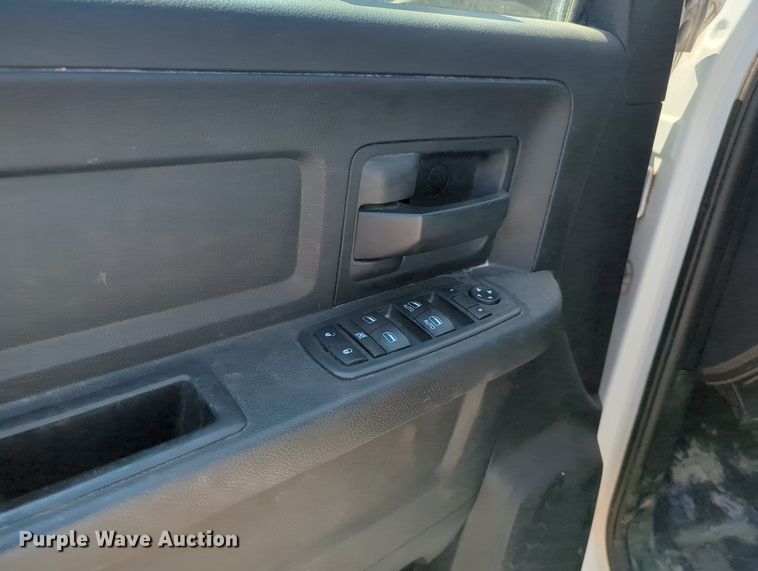 image for item KB9403 2018 Dodge Ram 3500HD  Crew Cab flatbed pickup truck