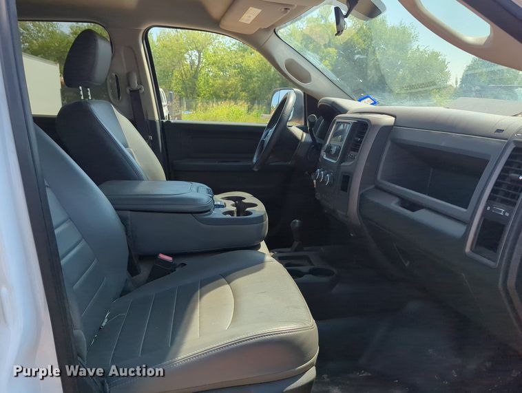 image for item KB9403 2018 Dodge Ram 3500HD  Crew Cab flatbed pickup truck