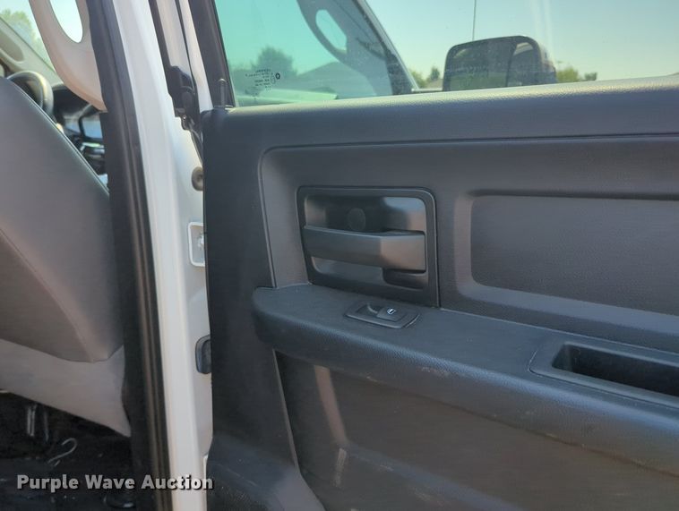 image for item KB9403 2018 Dodge Ram 3500HD  Crew Cab flatbed pickup truck