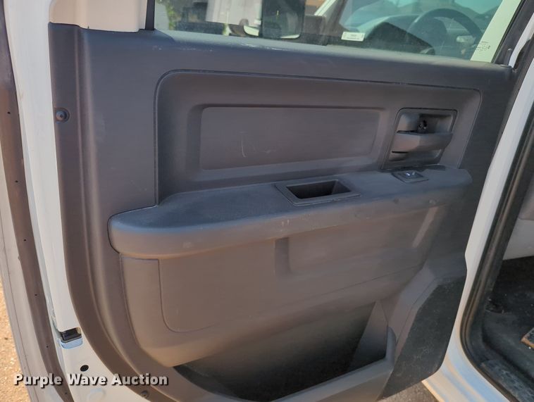 image for item KB9403 2018 Dodge Ram 3500HD  Crew Cab flatbed pickup truck