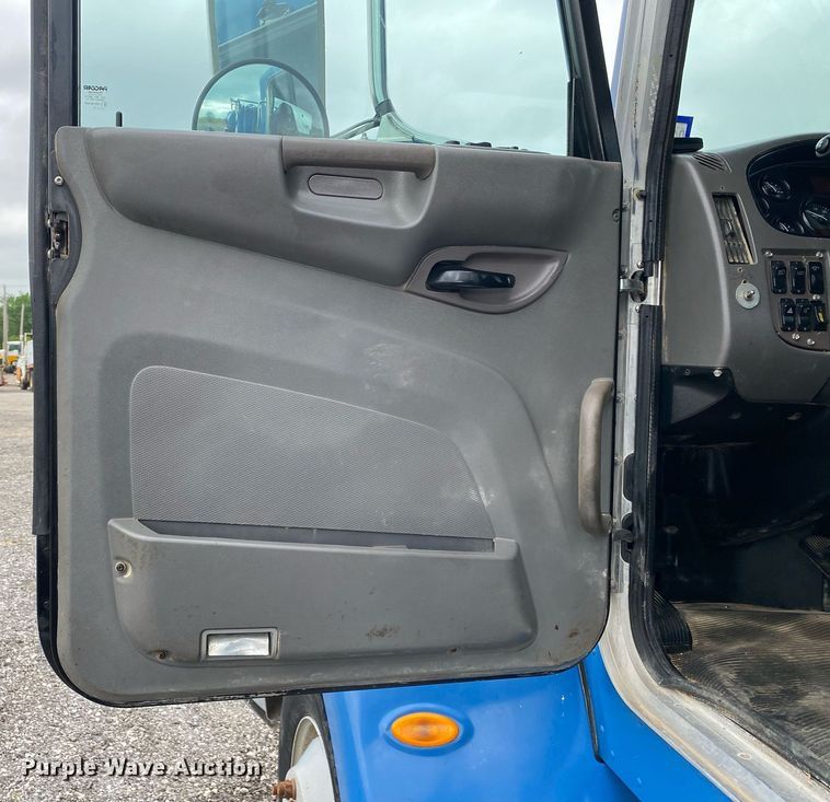 image for item KB9432 2013 Peterbilt PB337  fuel truck