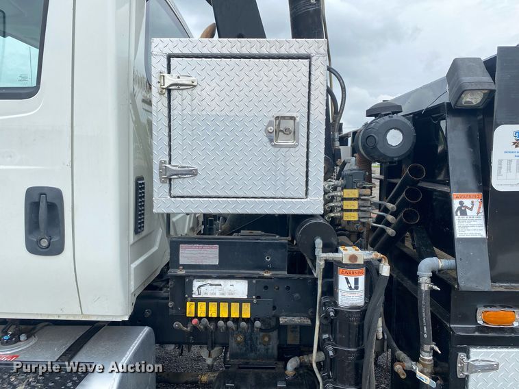 image for item KB9453 2008 International 4400  tire service truck