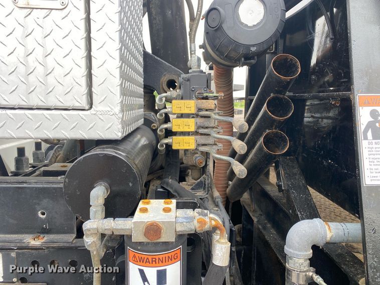 image for item KB9453 2008 International 4400  tire service truck