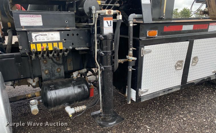 image for item KB9453 2008 International 4400  tire service truck