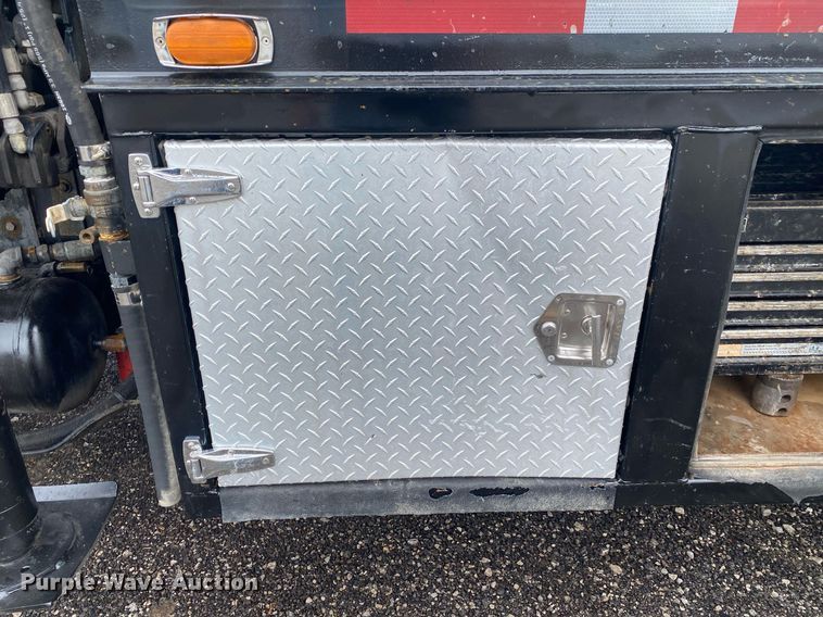 image for item KB9453 2008 International 4400  tire service truck