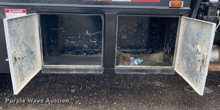 image for item KB9453 2008 International 4400  tire service truck