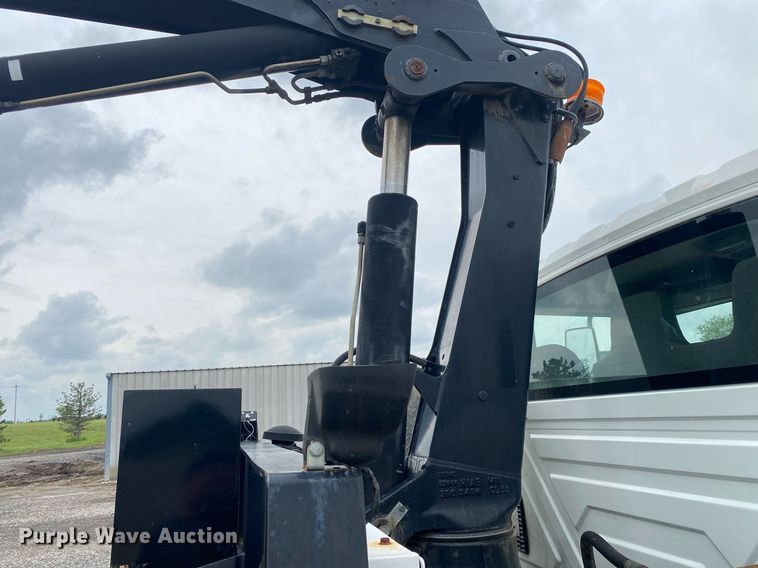 image for item KB9453 2008 International 4400  tire service truck