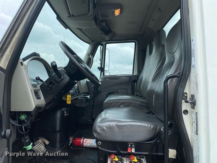 image for item KB9453 2008 International 4400  tire service truck