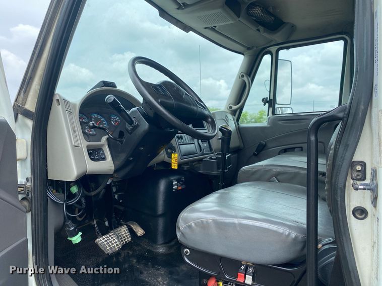 image for item KB9453 2008 International 4400  tire service truck