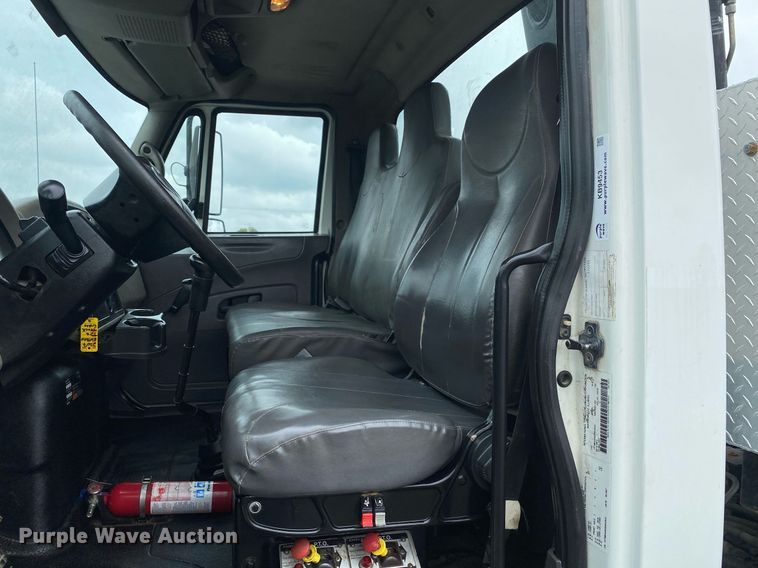 image for item KB9453 2008 International 4400  tire service truck