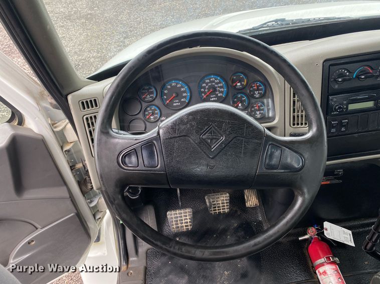 image for item KB9453 2008 International 4400  tire service truck