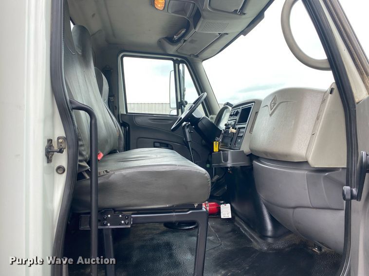 image for item KB9453 2008 International 4400  tire service truck