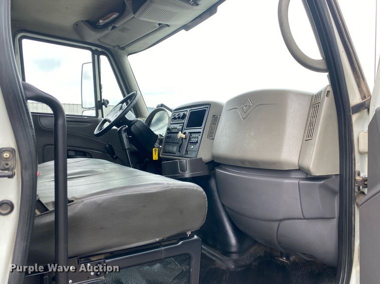 image for item KB9453 2008 International 4400  tire service truck