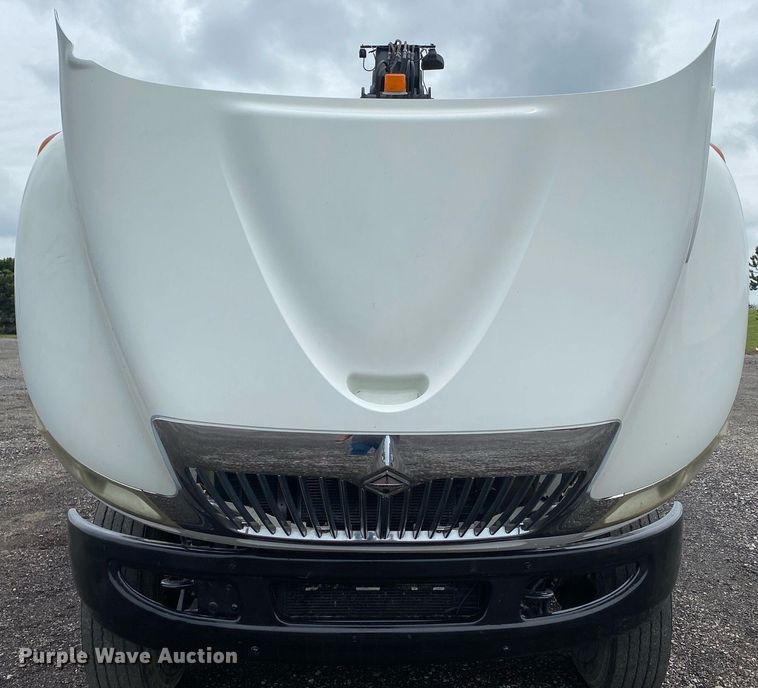 image for item KB9453 2008 International 4400  tire service truck