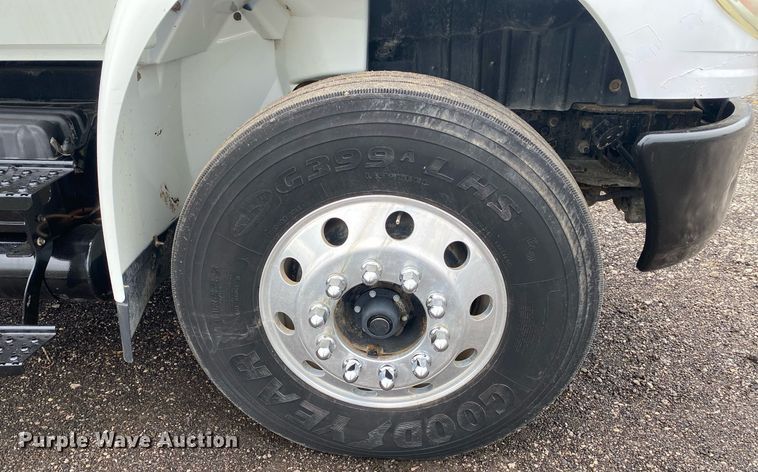 image for item KB9453 2008 International 4400  tire service truck