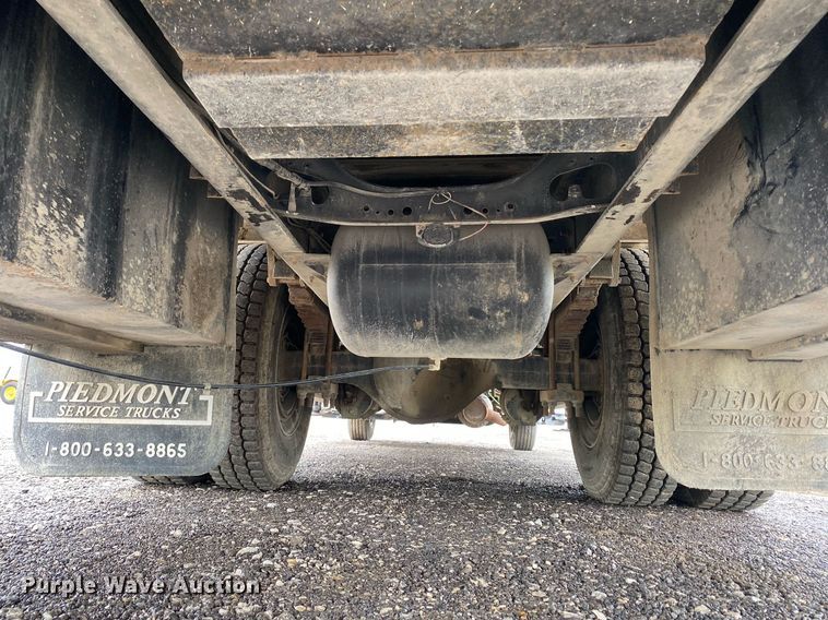 image for item KB9453 2008 International 4400  tire service truck