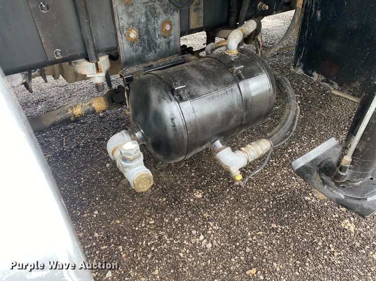 image for item KB9453 2008 International 4400  tire service truck