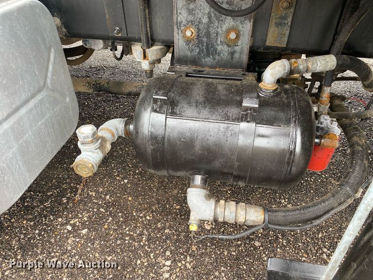 image for item KB9453 2008 International 4400  tire service truck