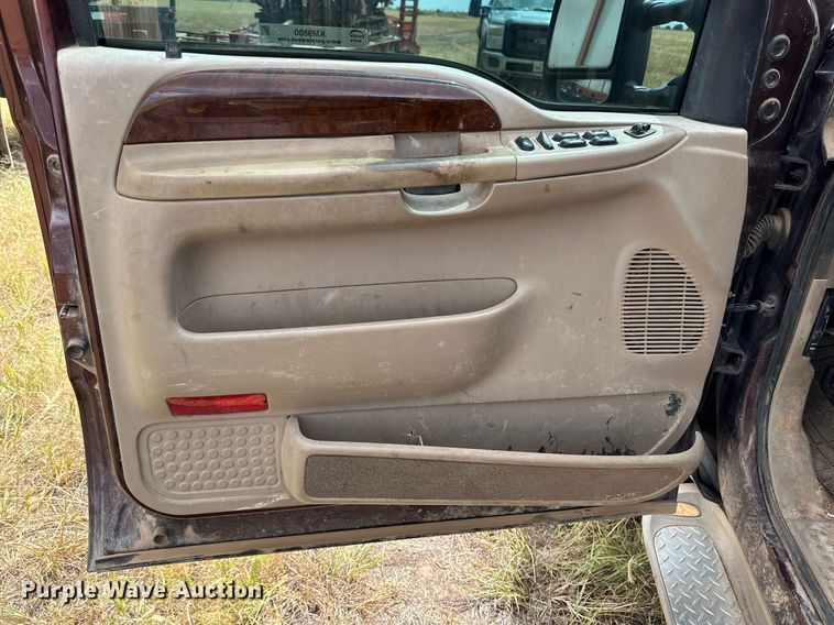 image for item KM9800 2004 Ford  F250 Super Duty Lariat King Ranch Crew Cab pickup truck