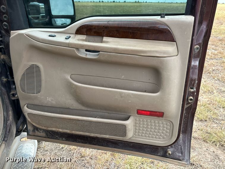 image for item KM9800 2004 Ford  F250 Super Duty Lariat King Ranch Crew Cab pickup truck