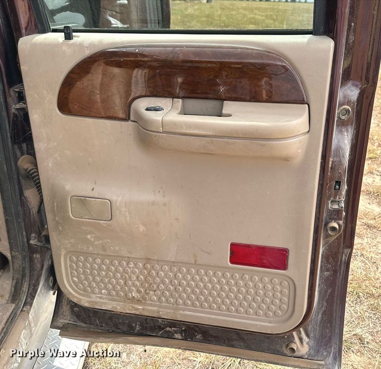 image for item KM9800 2004 Ford  F250 Super Duty Lariat King Ranch Crew Cab pickup truck