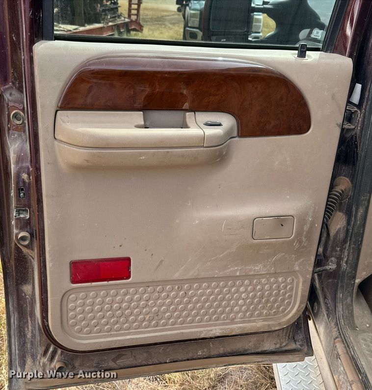 image for item KM9800 2004 Ford  F250 Super Duty Lariat King Ranch Crew Cab pickup truck