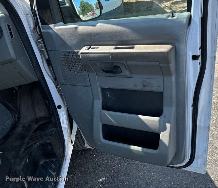 image for item KT9360 2009 Ford E350 Super Duty  van