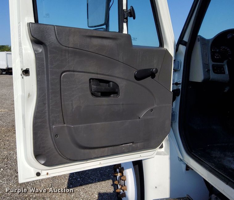 image for item KW9030 2014 International 4300 SBA  box truck