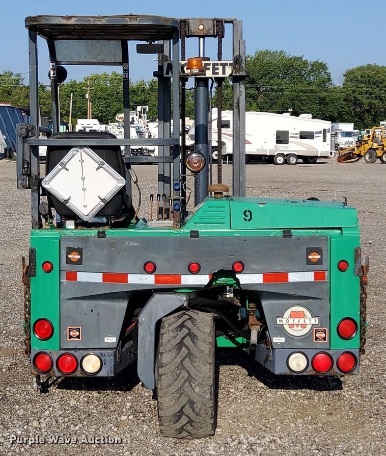 image for item KW9032 1999 Moffett M4000E  forklift