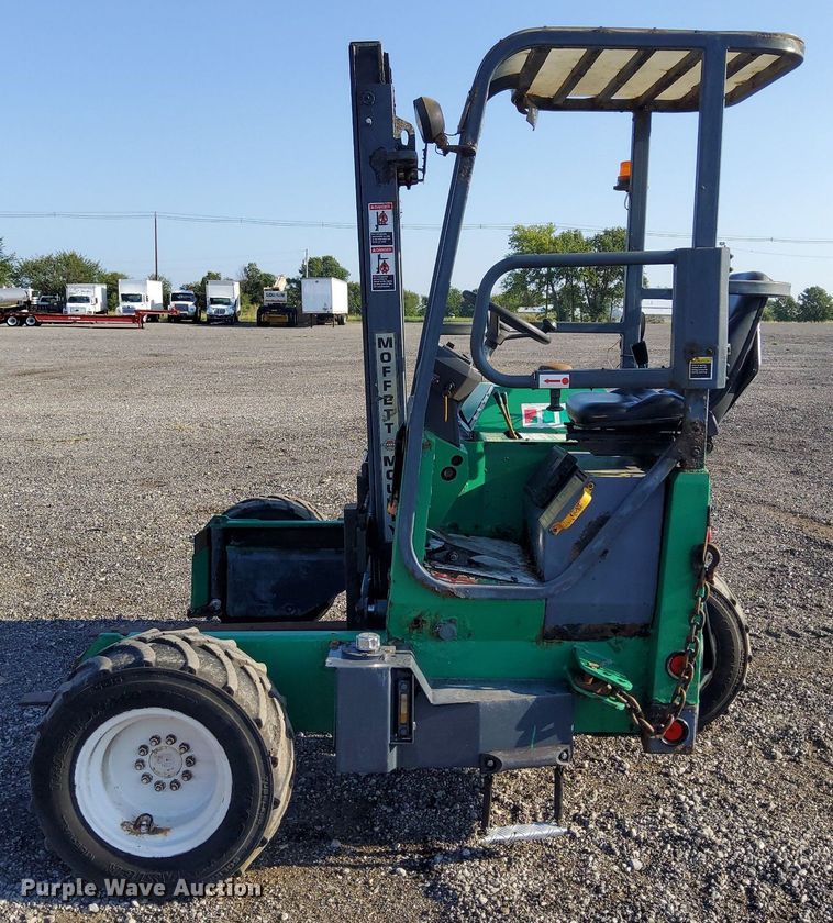 image for item KW9032 1999 Moffett M4000E  forklift