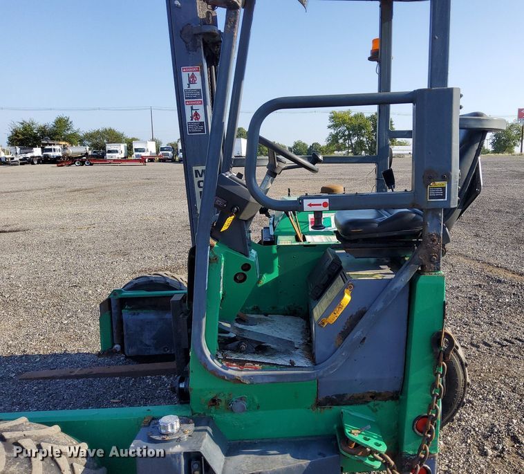 image for item KW9032 1999 Moffett M4000E  forklift