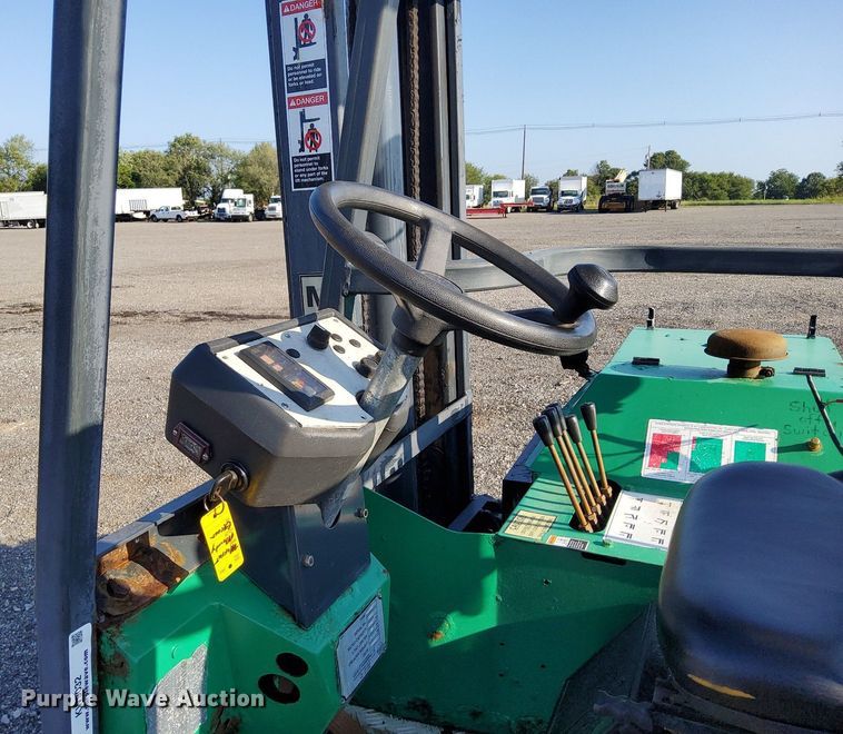 image for item KW9032 1999 Moffett M4000E  forklift