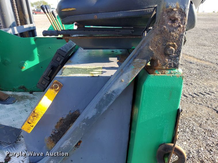 image for item KW9032 1999 Moffett M4000E  forklift