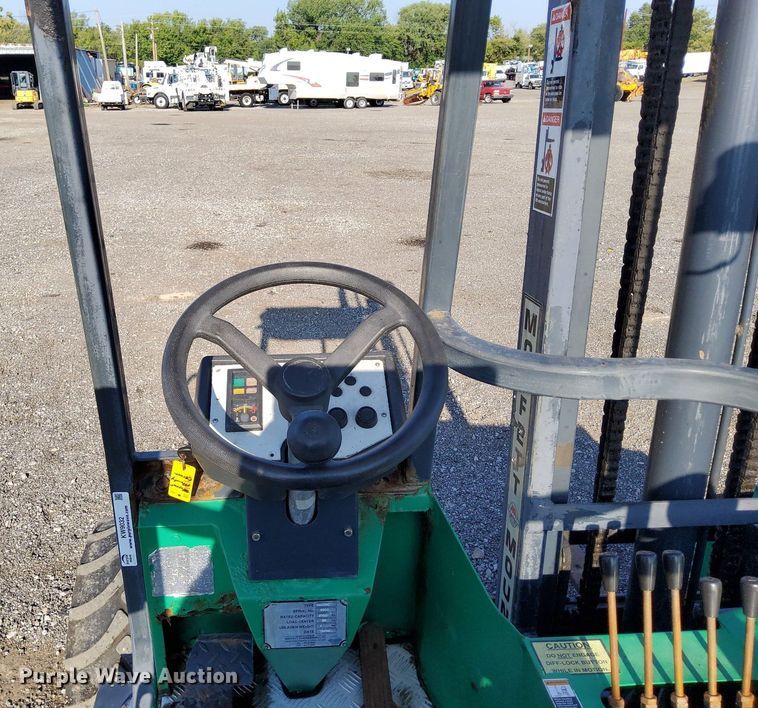 image for item KW9032 1999 Moffett M4000E  forklift