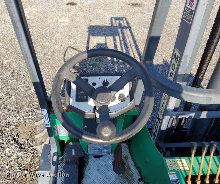 image for item KW9032 1999 Moffett M4000E  forklift