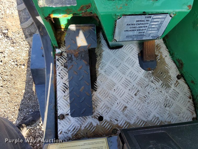 image for item KW9032 1999 Moffett M4000E  forklift