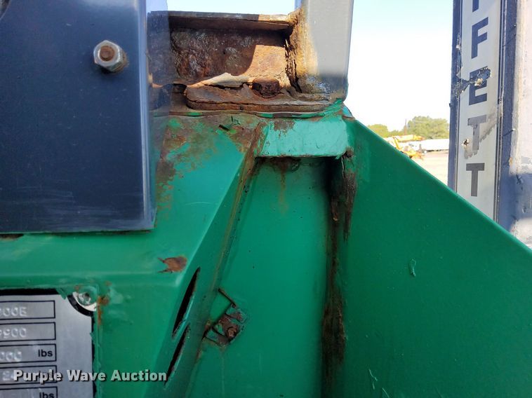 image for item KW9032 1999 Moffett M4000E  forklift