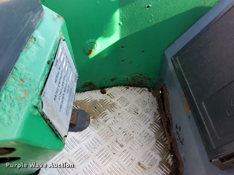 image for item KW9032 1999 Moffett M4000E  forklift