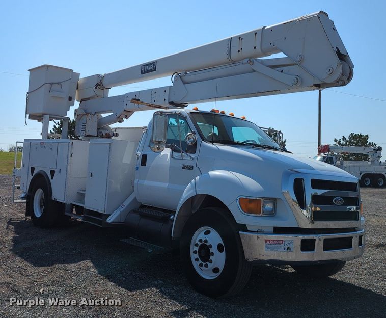 image for item KW9040 2005 Ford F750 Super Duty  bucket truck