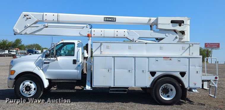 image for item KW9040 2005 Ford F750 Super Duty  bucket truck
