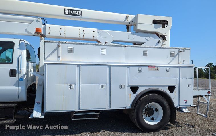 image for item KW9040 2005 Ford F750 Super Duty  bucket truck