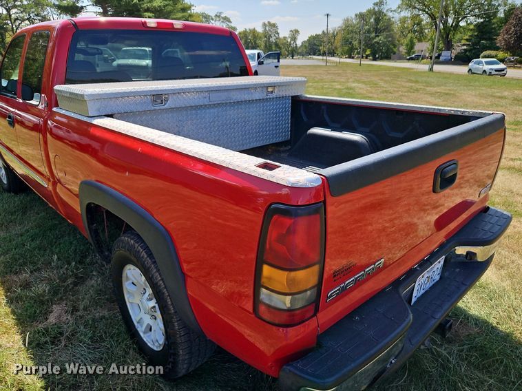 image for item LM9142 2007 GMC Sierra 1500  Ext. Cab pickup truck