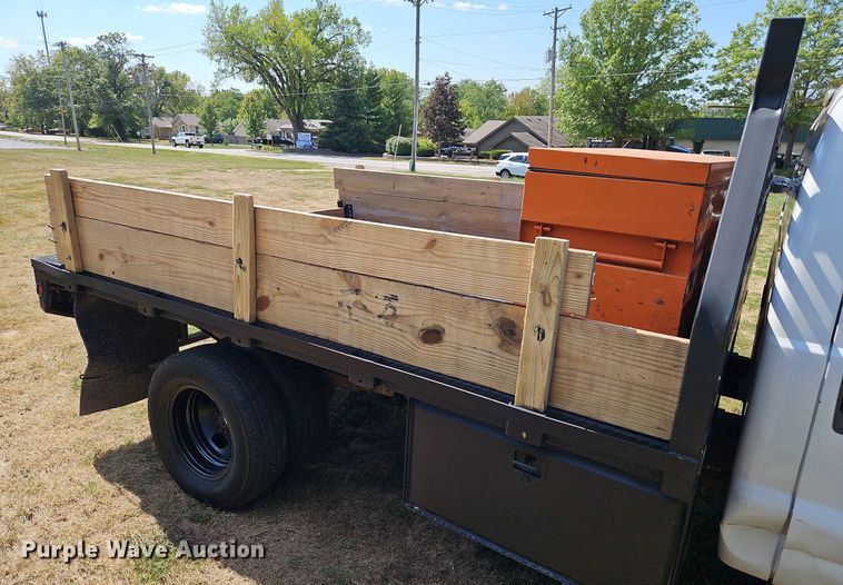 image for item LM9143 2009 Ford F350 Super Duty XL  flatbed pickup truck