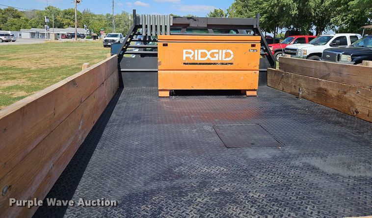 image for item LM9143 2009 Ford F350 Super Duty XL  flatbed pickup truck