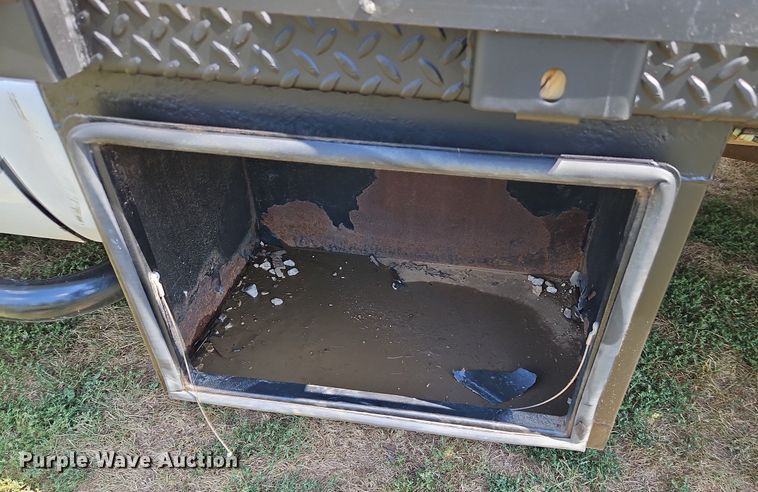 image for item LM9143 2009 Ford F350 Super Duty XL  flatbed pickup truck