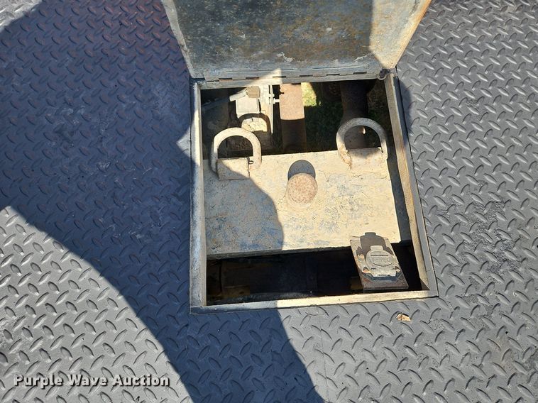 image for item LM9143 2009 Ford F350 Super Duty XL  flatbed pickup truck