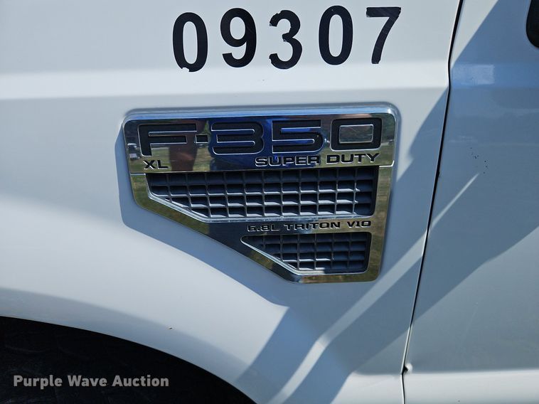 image for item LM9143 2009 Ford F350 Super Duty XL  flatbed pickup truck