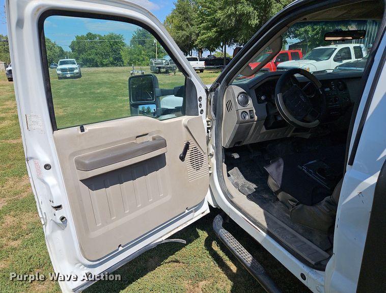 image for item LM9143 2009 Ford F350 Super Duty XL  flatbed pickup truck